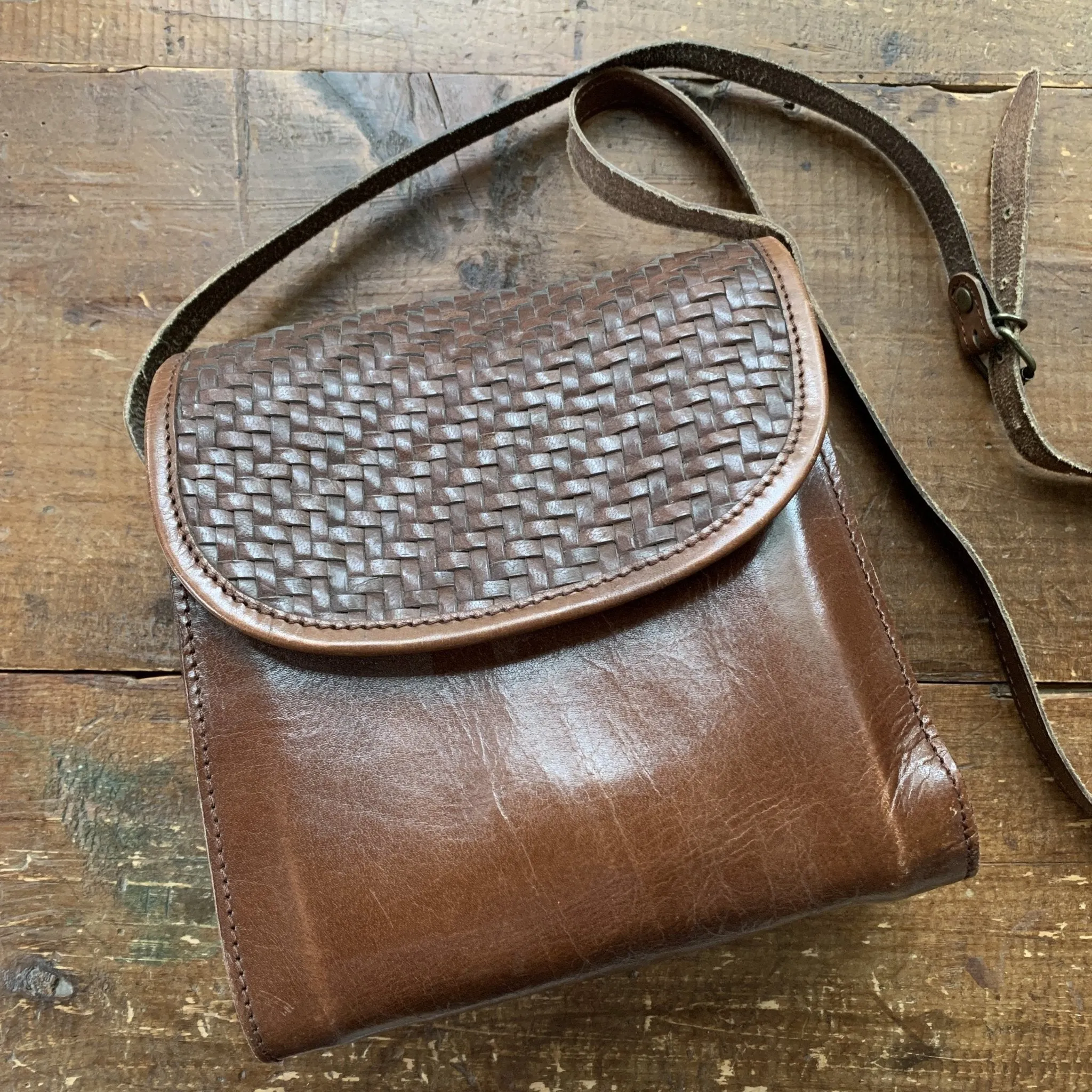 1970s Brown Leather Crossbody Purse with Basket Weave Opening. Perfect Fall Boho Handbag.