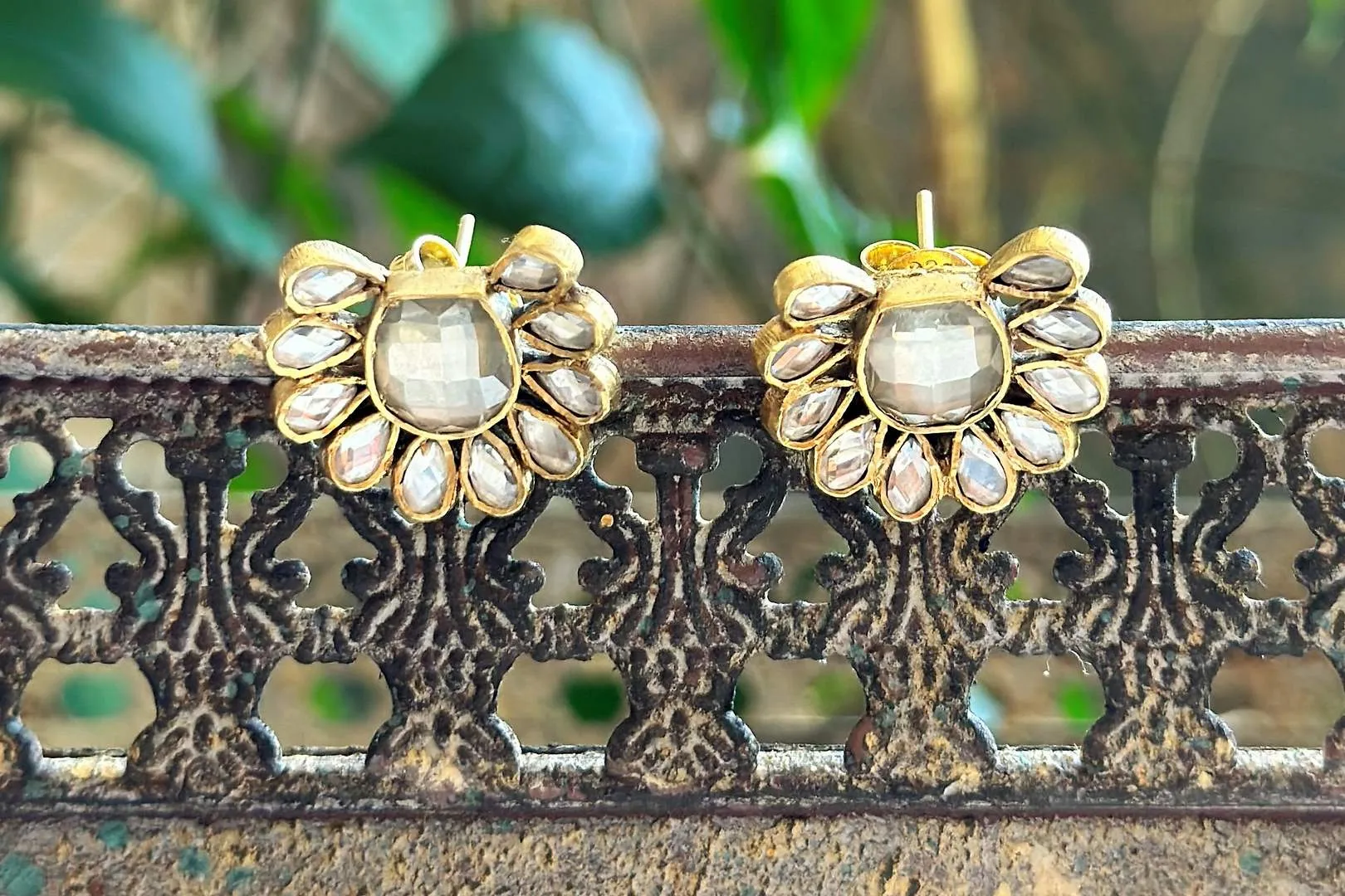 21A076 Gold Plated Floral Glass Studs