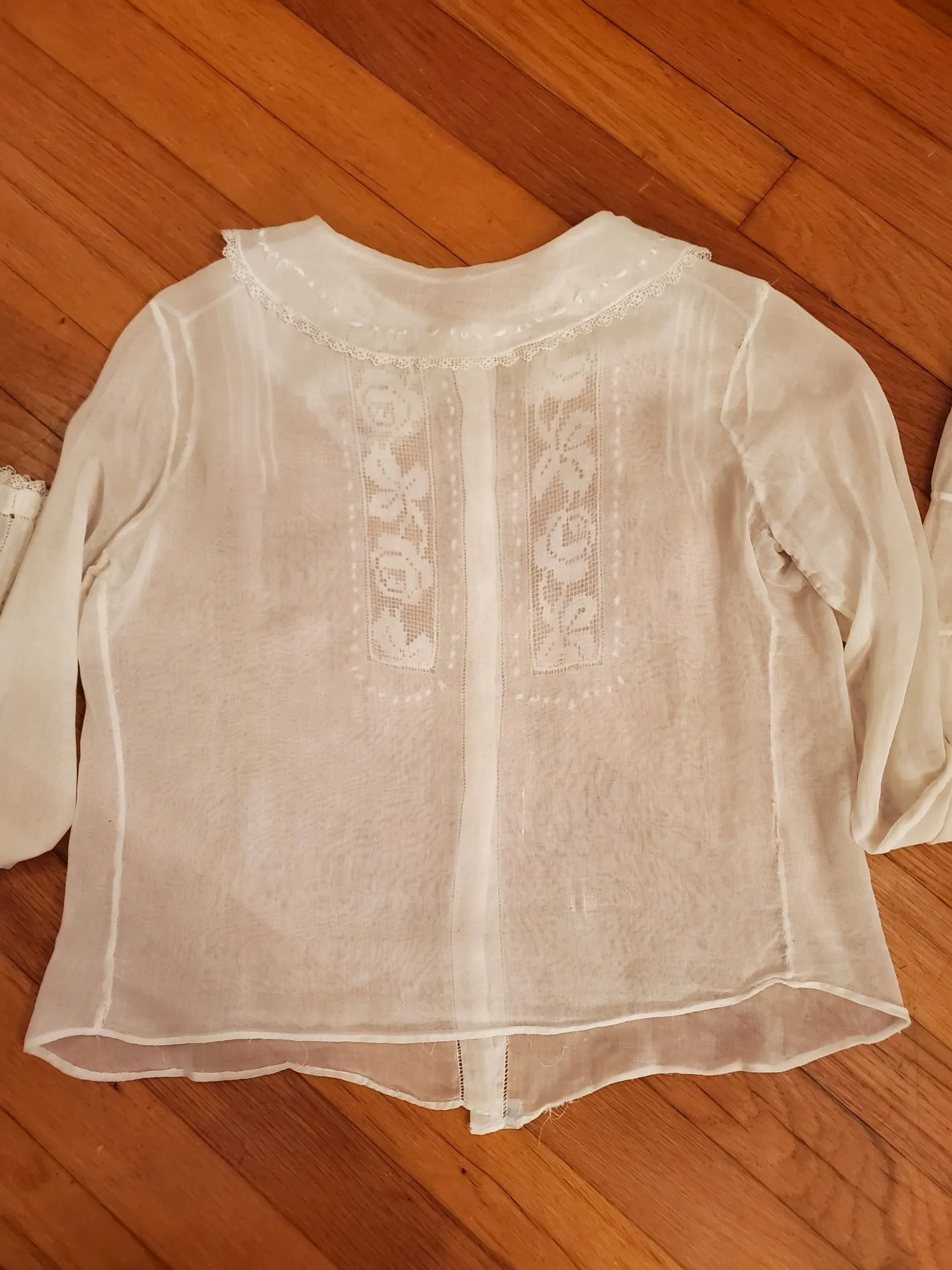 Antique Blouse in Cream With Lace and Pintucks - xs, sm