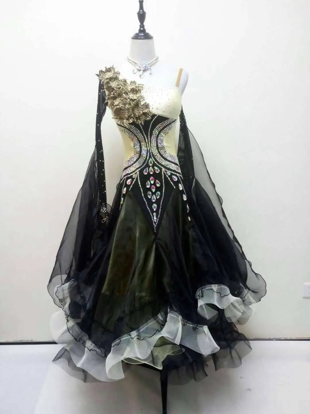 Black Ballroom Competition Dress with Gold Decoration Flowers