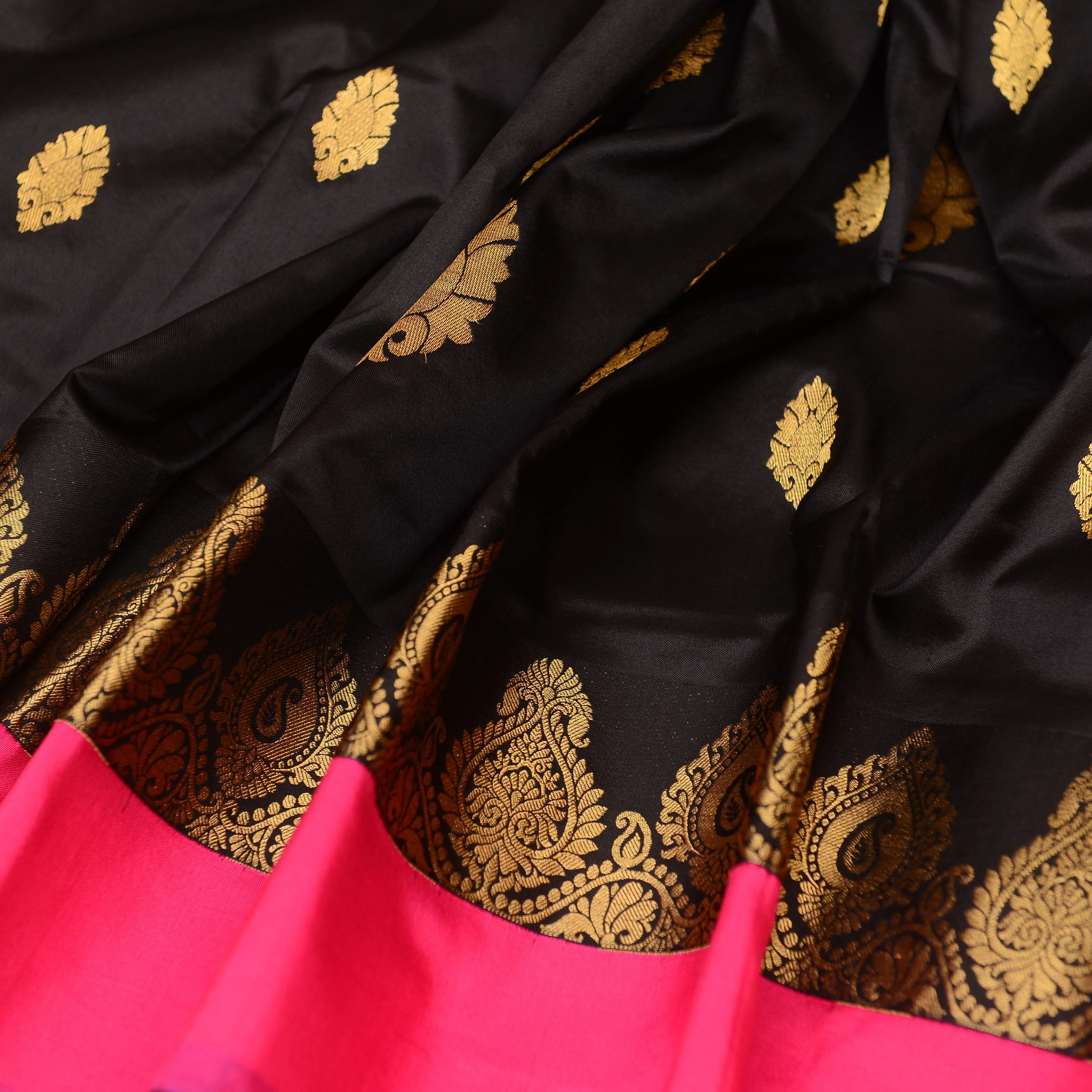 Handwoven Black with Pink Bangalore Silk Saree - 129N011773DSJ